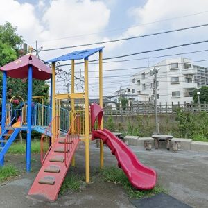 電車の見える公園