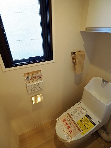 デュオ成増サザンテラス　トイレ窓　ウォシュレット