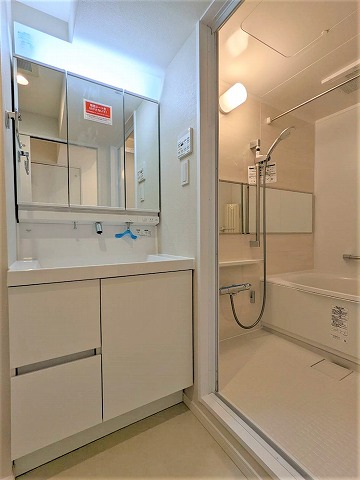 サンハイム徳丸　洗面化粧台　三面鏡　浴室
