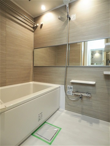 江古田第4ローヤルコーポ 　浴室　バスルーム　横長鏡
