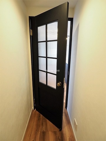 ヴィンテージ風のインダストリアルを感じる室内ドア。色は黒です。