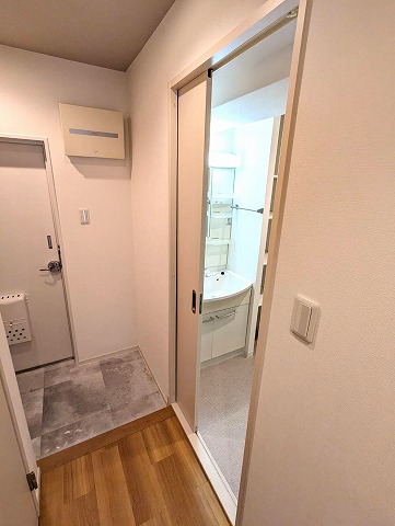 板橋区中古マンション、新規リフォーム済み物件、ライオンズマンション中板橋の洗面室です。ドアは引き戸になっています。