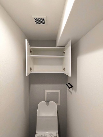 中古マンション、新規リフォーム済の物件です。メイツときわ台、トイレ収納は扉付きです。