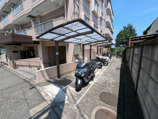 キャスティ上板橋。板橋区若木2丁目にある東武東上線「東武練馬駅」から徒歩10分の立地。2022年大規模修繕工事完了。2駅利用可。バイク置場。