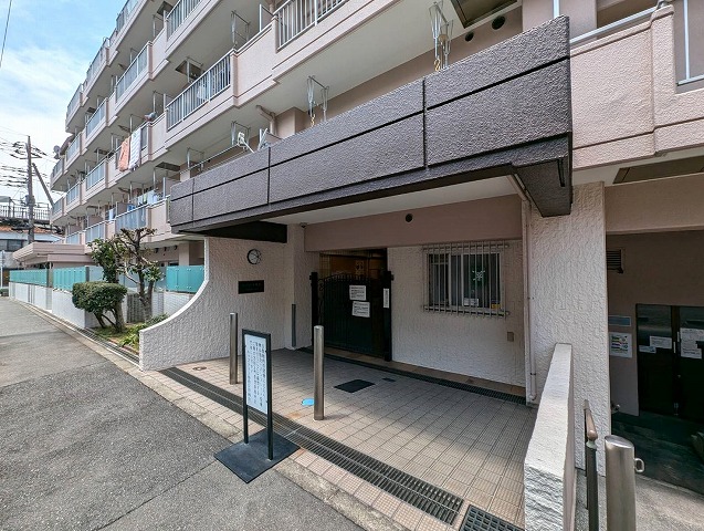 キャスティ上板橋。板橋区若木2丁目にある東武東上線「東武練馬駅」から徒歩10分の立地。2022年大規模修繕工事完了。2駅利用可。エントランス。