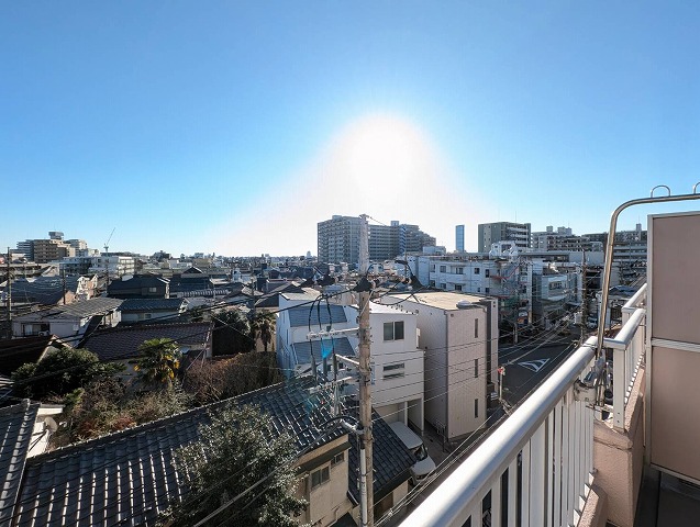 キャスティ上板橋。板橋区若木2丁目にある東武東上線「東武練馬駅」から徒歩10分の立地。バルコニー。眺望良好。