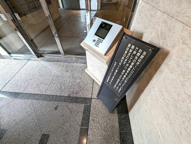 日神パレステージ大山は最寄駅が東武東上線「大山駅」徒歩10分にあり平成12年5月に建築された、鉄骨鉄筋コンクリート造地上14階建・総戸数38戸のマンションです。山手通り沿いに駐輪場、エントランスは山手通りから1本入った通り側になります。バルコニー向きは山手通りと反対向きです。オートロック。