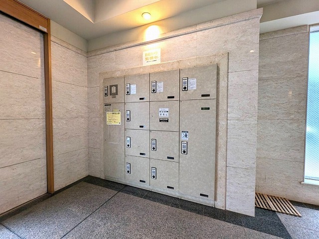日神パレステージ大山は最寄駅が東武東上線「大山駅」徒歩10分にあり平成12年5月に建築された、鉄骨鉄筋コンクリート造地上14階建・総戸数38戸のマンションです。山手通り沿いに駐輪場、エントランスは山手通りから1本入った通り側になります。バルコニー向きは山手通りと反対向きです。宅配ボックス。