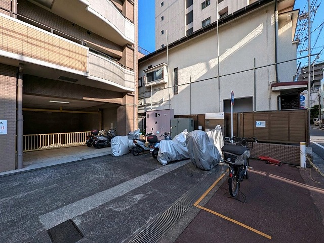日神パレステージ大山は最寄駅が東武東上線「大山駅」徒歩10分にあり平成12年5月に建築された、鉄骨鉄筋コンクリート造地上14階建・総戸数38戸のマンションです。山手通り沿いに駐輪場、エントランスは山手通りから1本入った通り側になります。バルコニー向きは山手通りと反対向きです。バイク置場。
