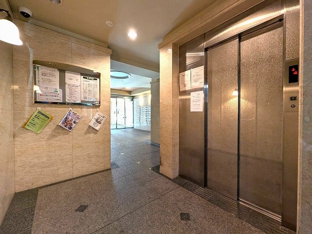 日神パレステージ大山は最寄駅が東武東上線「大山駅」徒歩10分にあり平成12年5月に建築された、鉄骨鉄筋コンクリート造地上14階建・総戸数38戸のマンションです。山手通り沿いに駐輪場、エントランスは山手通りから1本入った通り側になります。バルコニー向きは山手通りと反対向きです。エレベーター。