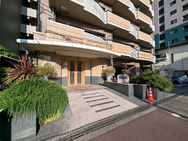 日神パレステージ大山は最寄駅が東武東上線「大山駅」徒歩10分にあり平成12年5月に建築された、鉄骨鉄筋コンクリート造地上14階建・総戸数38戸のマンションです。山手通り沿いに駐輪場、エントランスは山手通りから1本入った通り側になります。バルコニー向きは山手通りと反対向きです。エントランス。