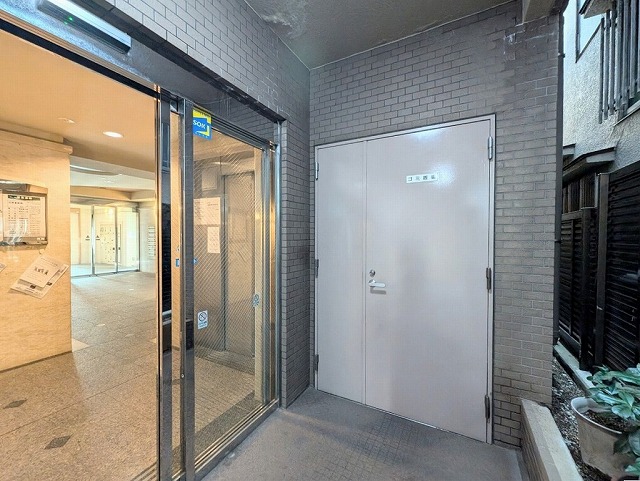 日神パレステージ大山は最寄駅が東武東上線「大山駅」徒歩10分にあり平成12年5月に建築された、鉄骨鉄筋コンクリート造地上14階建・総戸数38戸のマンションです。山手通り沿いに駐輪場、エントランスは山手通りから1本入った通り側になります。バルコニー向きは山手通りと反対向きです。ゴミ置き場。