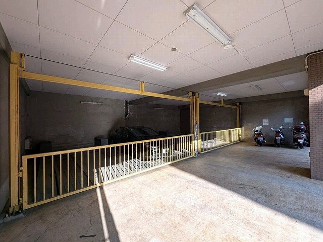 日神パレステージ大山は最寄駅が東武東上線「大山駅」徒歩10分にあり平成12年5月に建築された、鉄骨鉄筋コンクリート造地上14階建・総戸数38戸のマンションです。山手通り沿いに駐輪場、エントランスは山手通りから1本入った通り側になります。バルコニー向きは山手通りと反対向きです。駐車場。