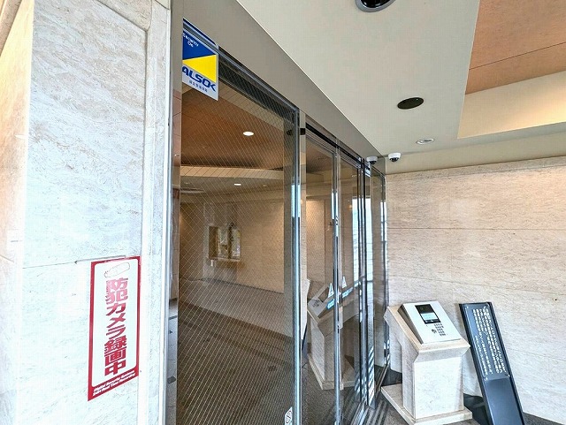 日神パレステージ大山は最寄駅が東武東上線「大山駅」徒歩10分にあり平成12年5月に建築された、鉄骨鉄筋コンクリート造地上14階建・総戸数38戸のマンションです。山手通り沿いに駐輪場、エントランスは山手通りから1本入った通り側になります。バルコニー向きは山手通りと反対向きです。セキュリティ。