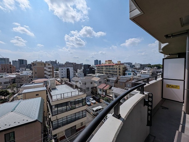 日神パレステージ大山は最寄駅が東武東上線「大山駅」徒歩10分にあり平成12年5月に建築された、鉄骨鉄筋コンクリート造地上14階建・総戸数38戸のマンションです。山手通り沿いに駐輪場、エントランスは山手通りから1本入った通り側になります。バルコニー向きは山手通りと反対向きです。バルコニー、眺望。